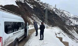 Batman'da heyelan nedeniyle 2 minibüs mahsur kaldı