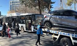 Diyarbakır'da durak önlerine park eden araçlar çekildi