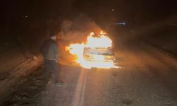 Diyarbakır'da seyir halindeki otomobil yandı