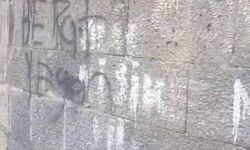 Diyarbakır'ın surlarını yazı tahtasına çevirdiler