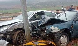 Gaziantep'te çarpışan araçların sürücüleri yaralandı