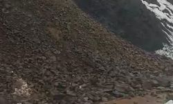 Sason'da köy minibüsü heyelan nedeniyle mahsur kaldı