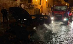 Seyir halindeki otomobilde çıkan yangın söndürüldü