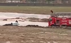 Silopi'de otomobille suda mahsur kalan 2 kişi kurtarıldı