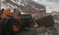 Şırnak'ta dev kaya parçaları yola düştü