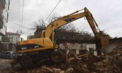 Siverek'te tehlike oluşturan metruk evler yıkılıyor