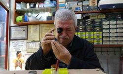 Üç metrekarelik dükkanda zamana ince ayar veriyor