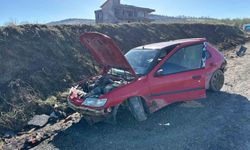 Yolda oluşan çukur kazaya neden oldu: 2 yaralı