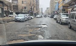 Diyarbakır'da yollar delik deşik: Sürücüler belediyeye tepkili