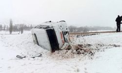 Buzlanma nedeniyle öğrenci servisi devrildi: 10 yaralı