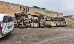 Cizre'de asfalt yüklü tanker devrildi: Bir yaralı