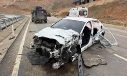 Cizre’de virajı alamayan otomobil bariyerlere çarptı: 5 yaralı