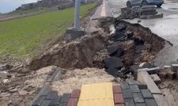 Diyarbakır'da yağışlar nedeniyle yol ve kaldırım çöktü