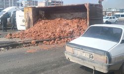 Freni patlayan kamyon zincirleme kazaya neden oldu: 3 yaralı