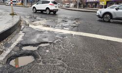 Diyarbakır'da kar eridi, bozuk yollar gün yüzüne çıktı