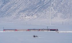 Karla bütünleşen tren yolculuğunda kartpostallık görüntüler