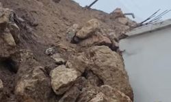 Diyarbakır'da istinat duvarı, taziye evinin üzerine yıkıldı