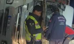 Mardin’de pet şişe yüklü tır devrildi: 1 yaralı