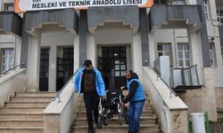 Öğrenciler engelliler için tekerlekli sandalyeleri ücretsiz onarıyor