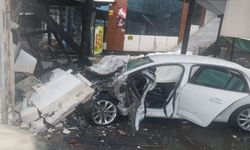 Otomobil lokanta duvarına çarptı: 5 Yaralı