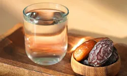 Sahurda ezan okunurken ağızdaki lokma veya su yutulabilir mi?