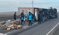 Şanlıurfa’da geri dönüşüm yüklü tır devrildi: 1 yaralı