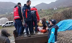 Şiddetli yağış ve fırtına hayvancılıkla geçinen ailenin çadırlarını yıktı