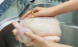 Çiğ tavuk yıkanır mı? Sosyal medyada bitmeyen tartışma