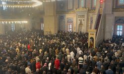 Adana'da Müslümanlar bayram namazı için saf tuttu