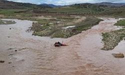 Afrin Çayı’nda traktörle mahsur kalan kişi kurtarıldı