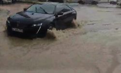 Batman'da sağanak yağış nedeniyle yollar göle döndü