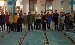 Çocuklar camide 'Kabe'de hacılar hu der Allah' ilahisini seslendirdi