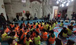 Diyarbakır'da asırlık camide yaşlılara anlamlı ziyaret