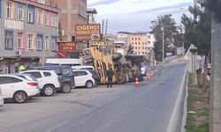 Diyarbakır'da devrilen tır park halindeki 7 araca çarptı