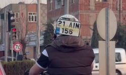 Diyarbakır'da düşen plakasını kaskına bantlayıp trafikte ilerledi