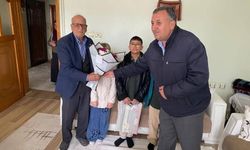 Diyarbakır'da öğrenciler, emekli öğretmenleri unutmadı