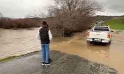 Diyarbakır'da şiddetli yağış: Köye ulaşım kesildi