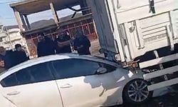 Otomobil kırmızı ışıkta bekleyen tıra çarptı: 1 yaralı