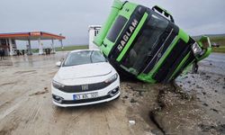 Diyarbakır'da TIR otomobilin üzerine devrildi