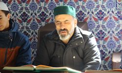 Her gün farklı bir camide ibadet ediyor