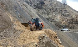 Heyelan nedeniyle kapanan yol açıldı