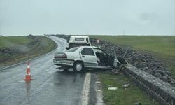 Şanlıurfa'da otomobil köprü duvarına çarptı: 5 yaralı