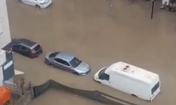 Sağanak mahalleleri göle çevirdi, araç ve iş yerleri sular altında kaldı