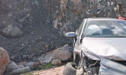 Şanlıurfa’da otomobil bariyerlere çarptı: 3 yaralı