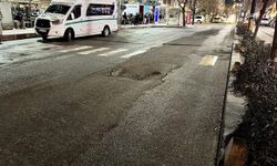 Siirt'te hastane önündeki yol yeniden çöktü