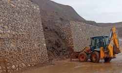 Siirt’te yaşanan olumsuz hava şartlarına karşı ekipler sahada
