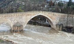 Tarihi köprü etrafında taşkın: Debi rekor seviyeye ulaştı