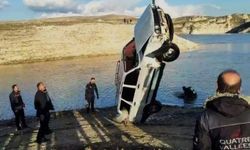 Batman'da nehir kıyısına park edilen araç suya gömüldü