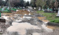 Diyarbakır’da Yeniköy Mezarlığı çamur deryasına döndü