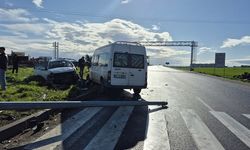 Diyarbakır'da öğrenci servisi ile otomobil çarpıştı: 13 yaralı